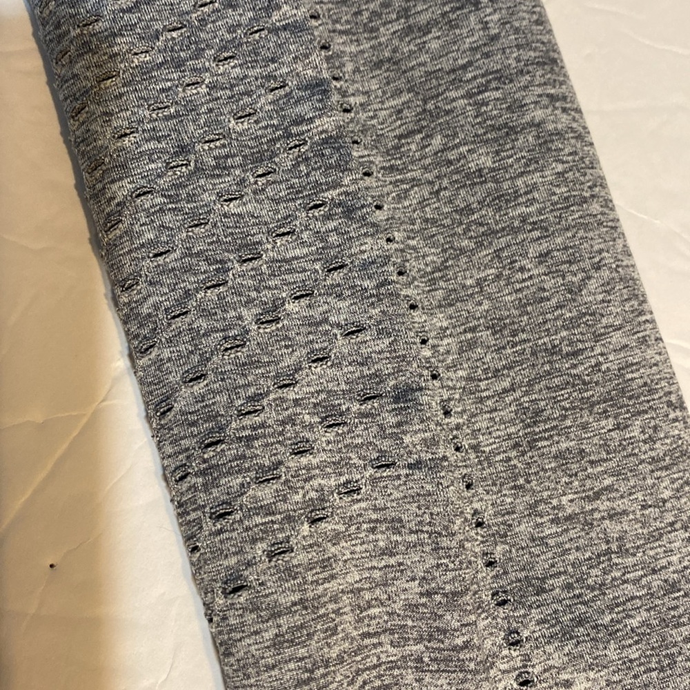 NWOT Fabletics Gray women’s cropped Leggings with vented air sides. - Picture 6 of 6